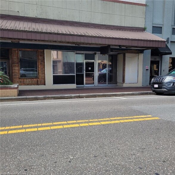More Photos Of 121-125 W Main St, Wauchula Bar For Sale