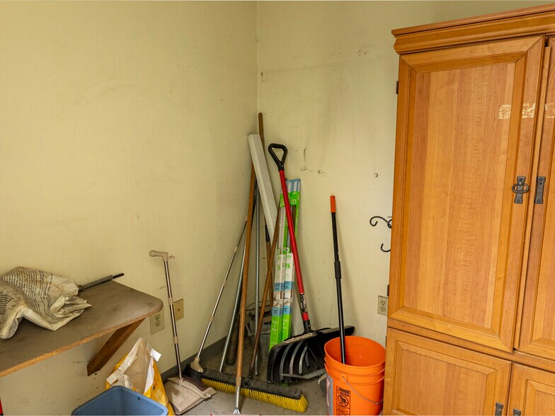 More Photos Of 800 Clough Ave, Columbus Service For Lease