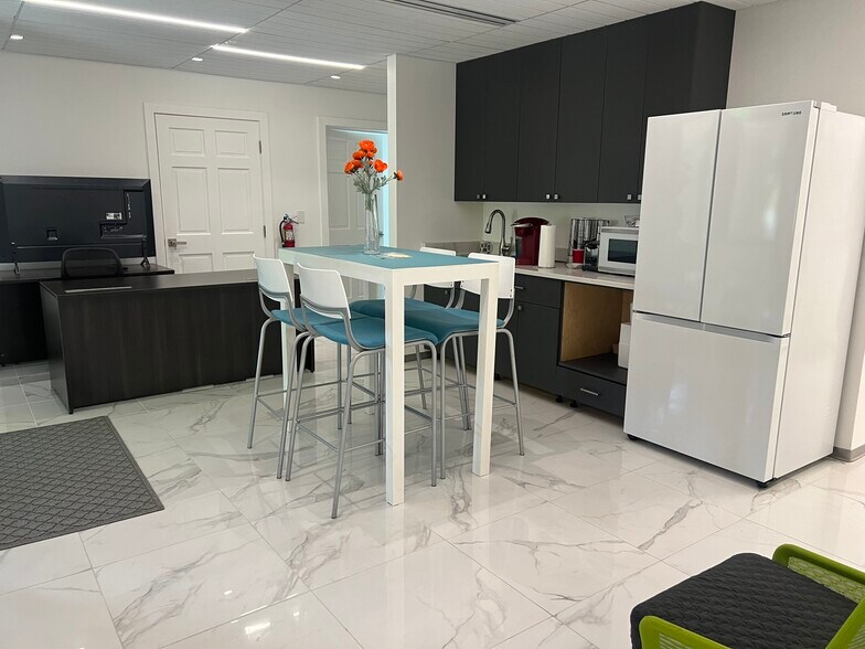 More Photos Of 1956 Bayshore Blvd, Dunedin Office For Lease