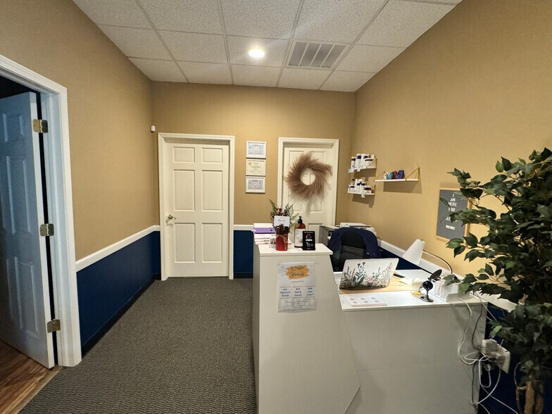 Primary Photo Of 351-361 W Main St, Leola General Retail For Lease