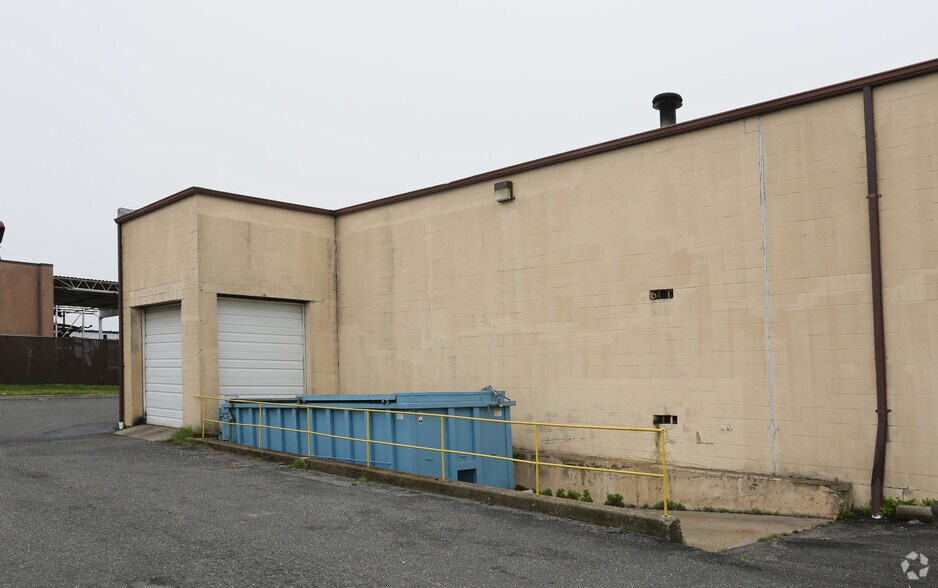 More Photos Of 1440 Church St, Bohemia Warehouse For Lease