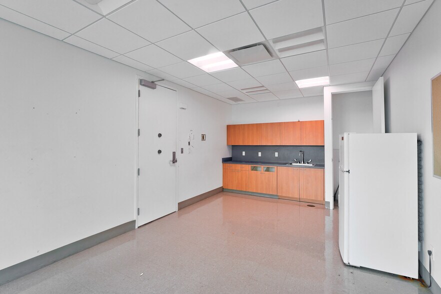 More Photos Of 1200 E Blue Heron Blvd, West Palm Beach Storefront Retail Office For Lease
