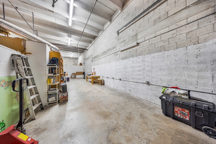More Photos Of 7953-7967 NW 64th St, Miami Warehouse For Lease