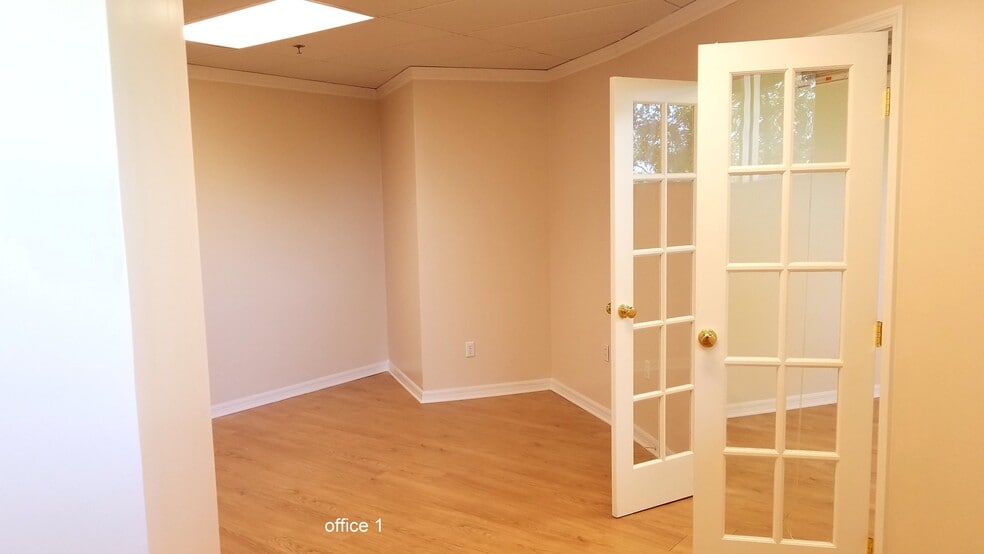 More Photos Of 7802 Kingspointe Pky, Orlando Office For Lease