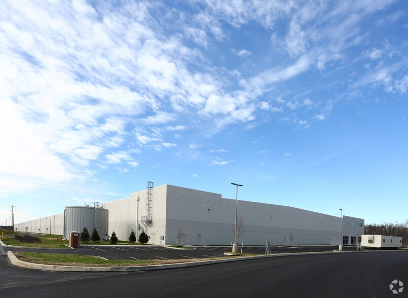 Primary Photo Of 1495 Dennison Cir, Carlisle Distribution For Lease