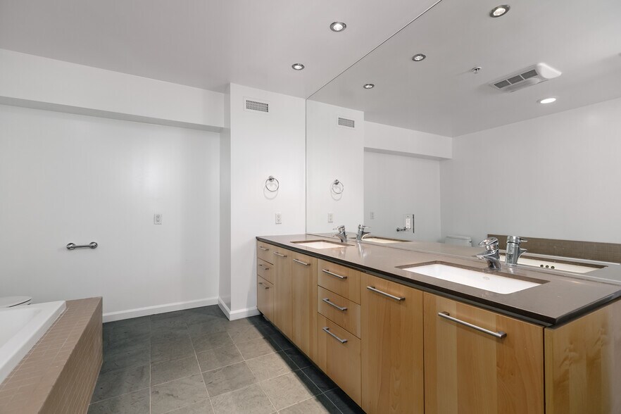 More Photos Of 2100 Abbot Kinney Blvd, Venice Office For Lease