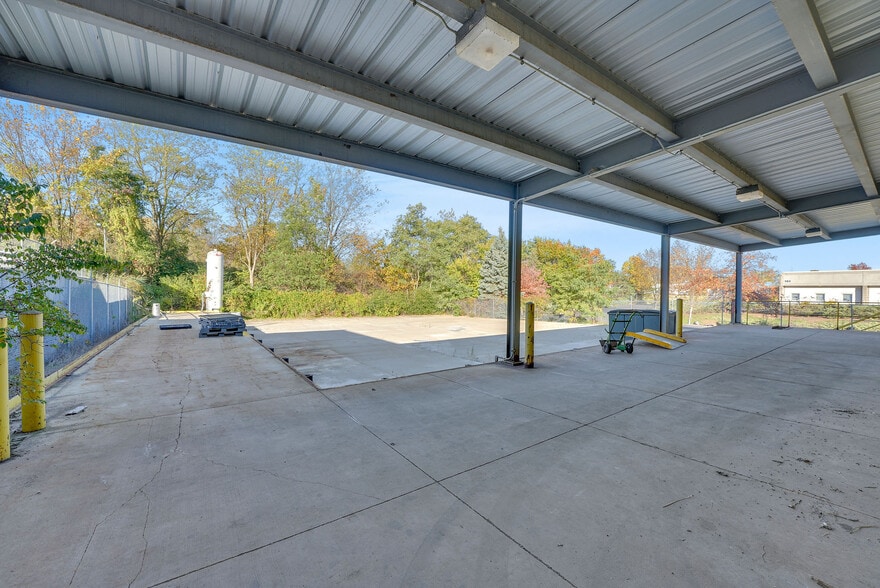 More Photos Of 4894 Neo Pky, Garfield Heights Manufacturing For Sale