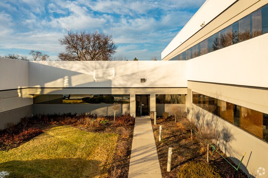 More Photos Of 31500 W 13 Mile Rd, Farmington Hills Medical For Lease