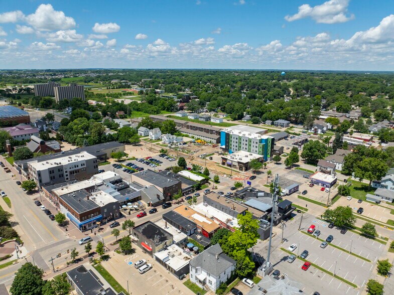 More Photos Of 2218 College St, Cedar Falls Storefront For Lease