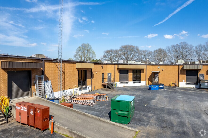 More Photos Of 1346 Oakbrook Dr, Norcross Light Distribution For Lease