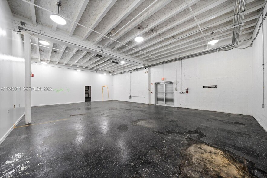 More Photos Of 2585 NW 21st Ter, Miami Warehouse For Lease