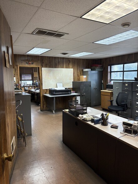 More Photos Of 96 Nassau Rd, Roosevelt Industrial For Lease