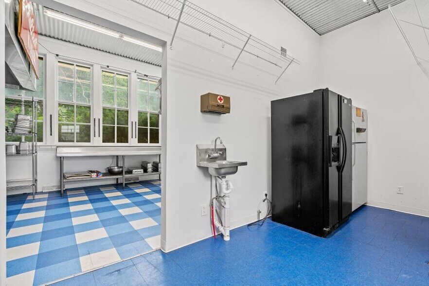 More Photos Of 505 MO-273 Highway, Tracy Freestanding For Sale