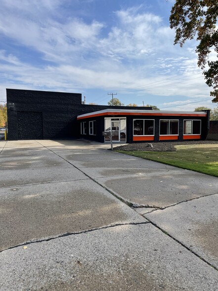 Primary Photo Of 21380 Telegraph Rd, Southfield Showroom For Sale