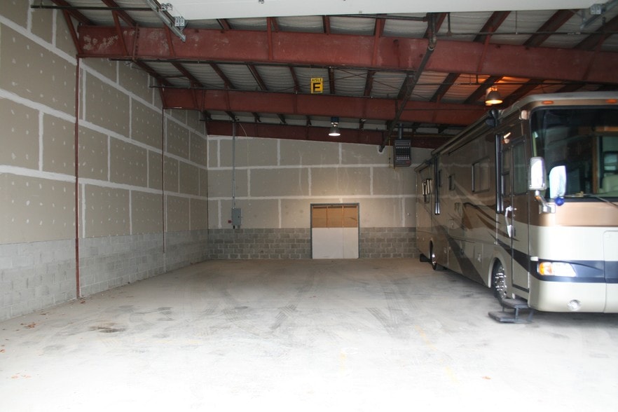 More Photos Of 210-211 Cottage St, Poughkeepsie Warehouse For Lease