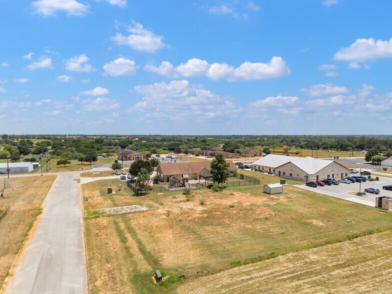 More Photos Of 140 Paloma Dr, Floresville Office For Sale