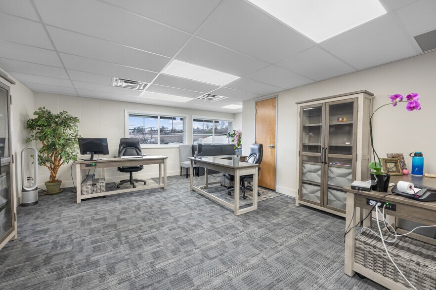 More Photos Of 104-108 W 31st St, Garden City Light Manufacturing For Lease