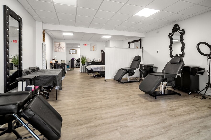 More Photos Of 687 New Loudon Rd, Latham Storefront For Sale