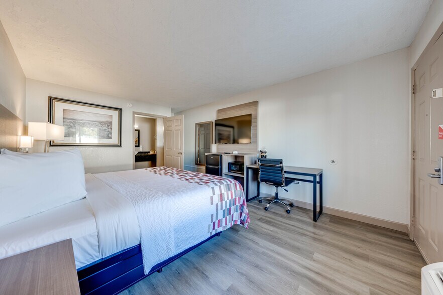 More Photos Of 4624 W Irlo Bronson Memorial Hwy, Kissimmee Hotel For Sale