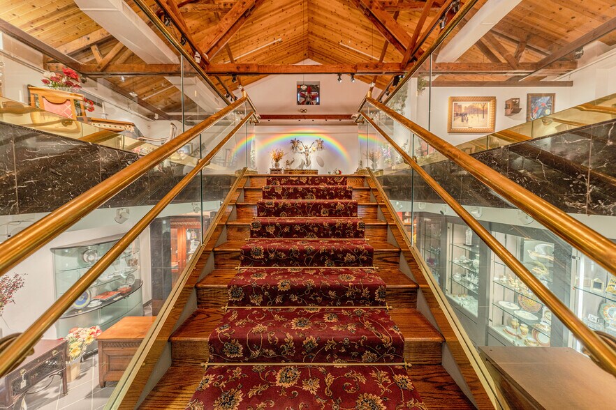 More Photos Of 560 Main St, Fort Lee Freestanding For Sale