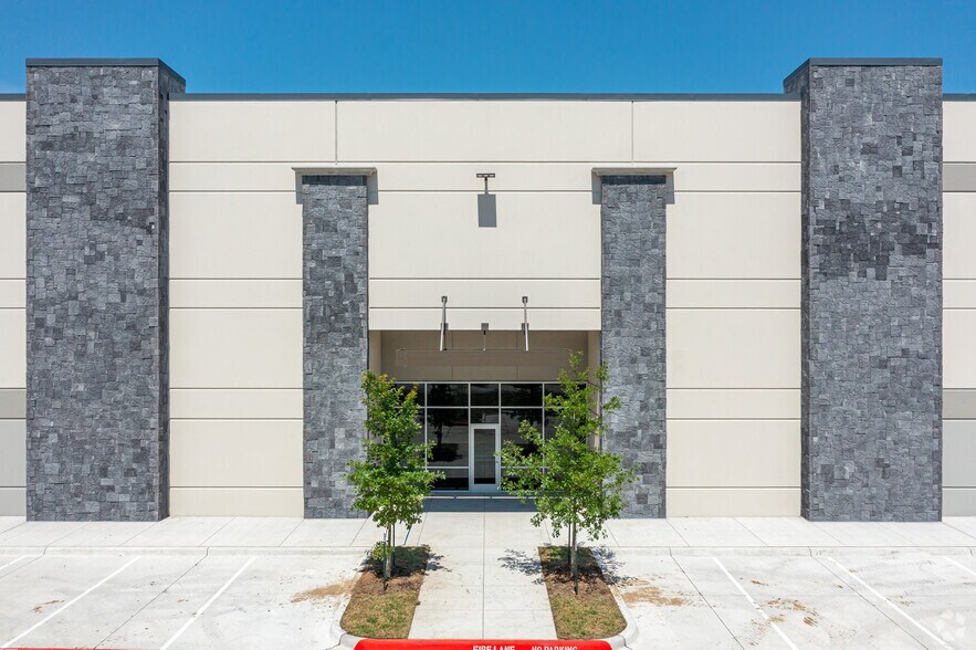 More Photos Of 3601 N McDonald St, McKinney Warehouse For Lease