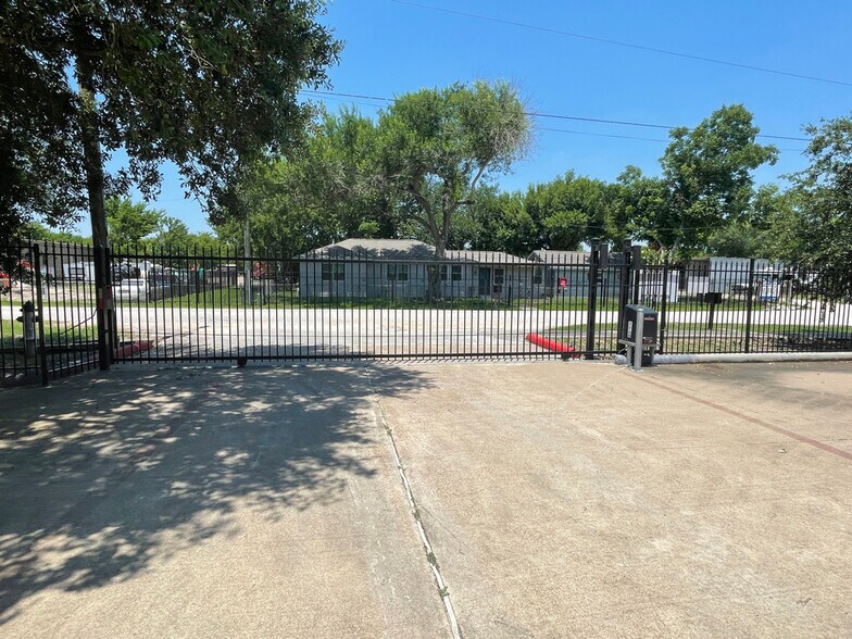 More Photos Of 11511 N Garden St, Houston Office Residential For Sale