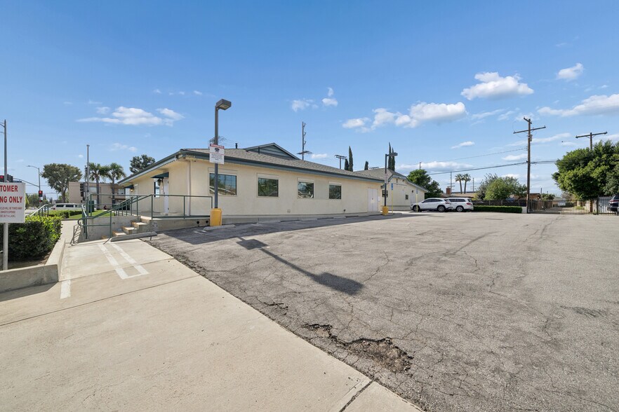 More Photos Of 16605 Devonshire St, Granada Hills Medical For Lease