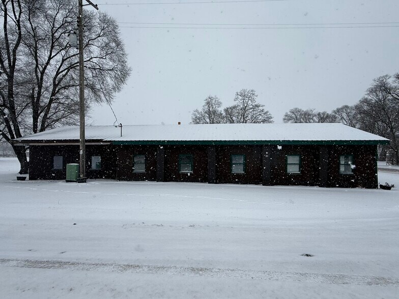 More Photos Of 358 S Oak St, Lone Rock Office For Sale