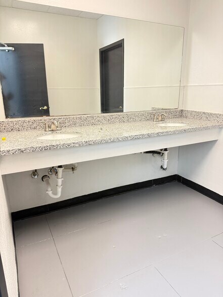 More Photos Of 2910 Antoine Dr, Houston Unknown For Lease