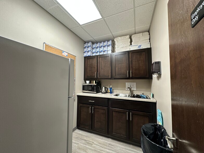 More Photos Of 673 Westbury Dr, Iowa City Storefront Retail Office For Sale