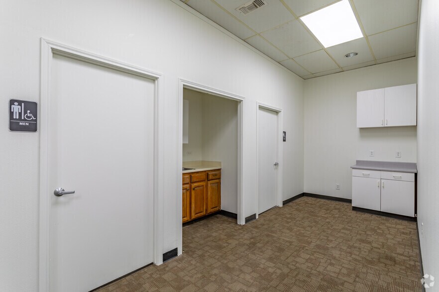 More Photos Of 2463-2469 Freedom Dr, San Antonio Light Distribution For Lease