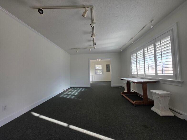 More Photos Of 2034 W 5th St, Washington Showroom For Sale