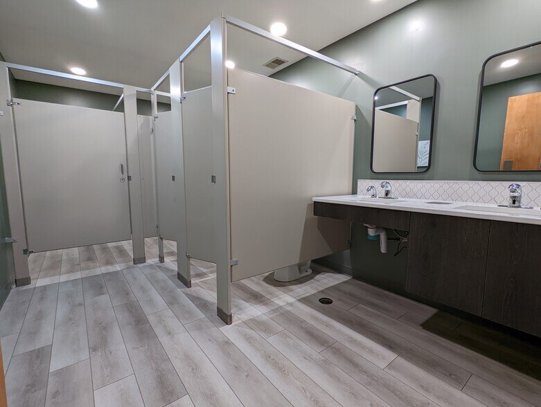 More Photos Of 1600 E Lincoln Hwy, Dekalb Light Manufacturing For Lease