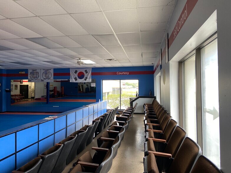 More Photos Of 9503 E Washington St, Indianapolis Storefront For Lease