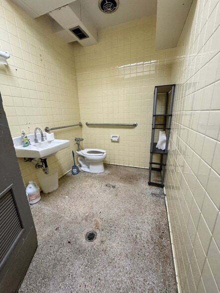 More Photos Of 120 Chiefs Way, Pensacola Unknown For Lease