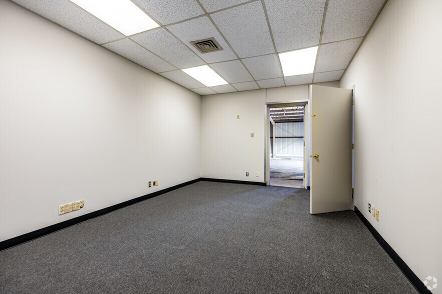 More Photos Of 605 E Yukon Rd, Odessa Warehouse For Lease