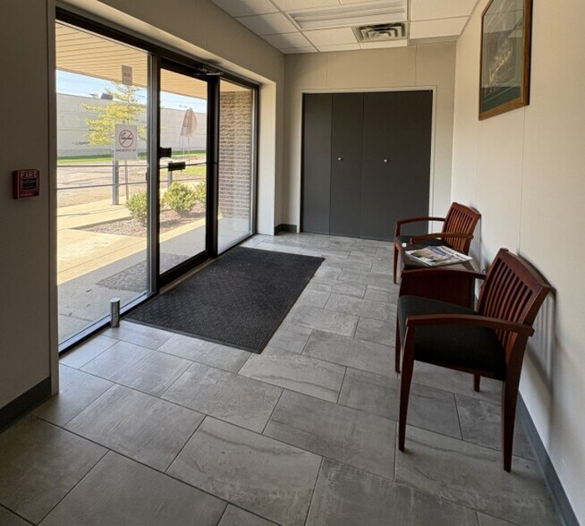 More Photos Of 51100 Grand River Ave, Wixom Manufacturing For Lease