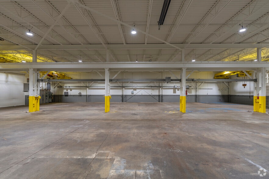 More Photos Of 16129 Common Rd, Roseville Warehouse For Lease
