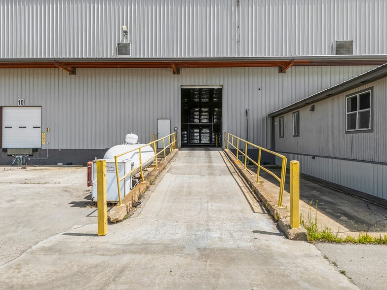 More Photos Of 801 Riverbarge Rd, Monroe Distribution For Sale