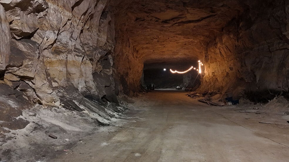 More Photos Of 20 Cave Industrial dr, Crystal City Industrial For Sale