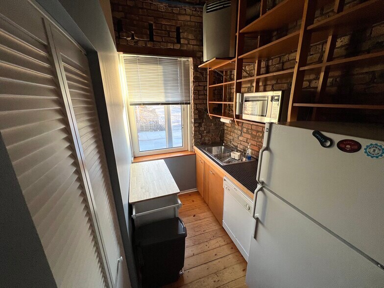 More Photos Of 1250 W Augusta Blvd, Chicago Showroom For Lease