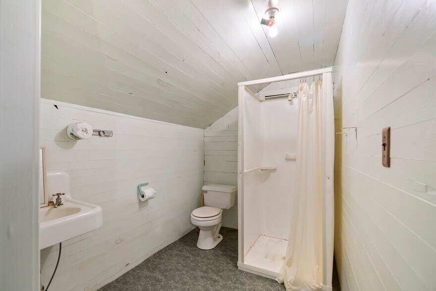 More Photos Of 611 Carthage St, Sanford Medical For Sale