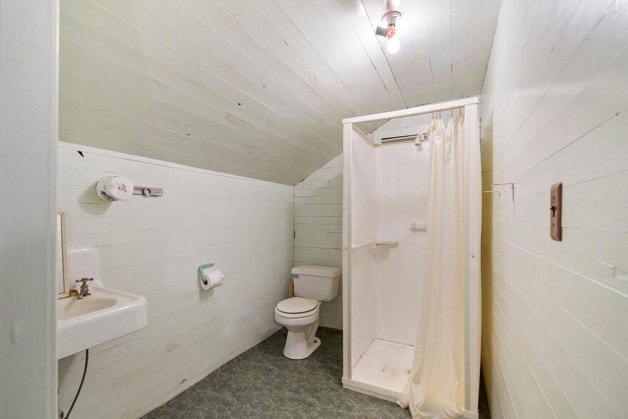 More Photos Of 611 Carthage St, Sanford Medical For Lease