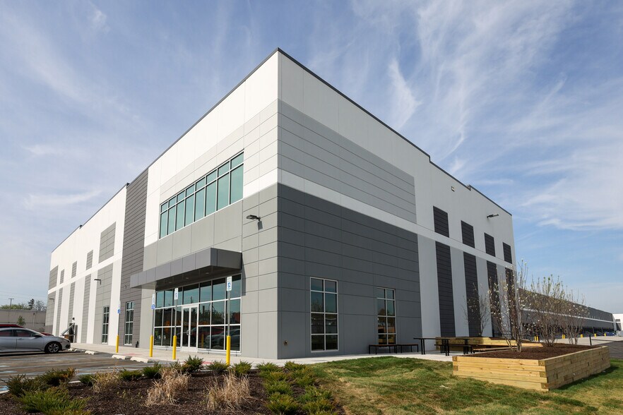 More Photos Of 1 Nassau Pl, Staten Island Warehouse For Lease