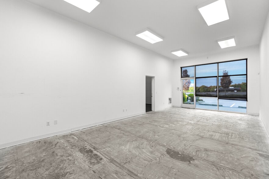 More Photos Of 11105 Steele St S, Tacoma Flex For Lease