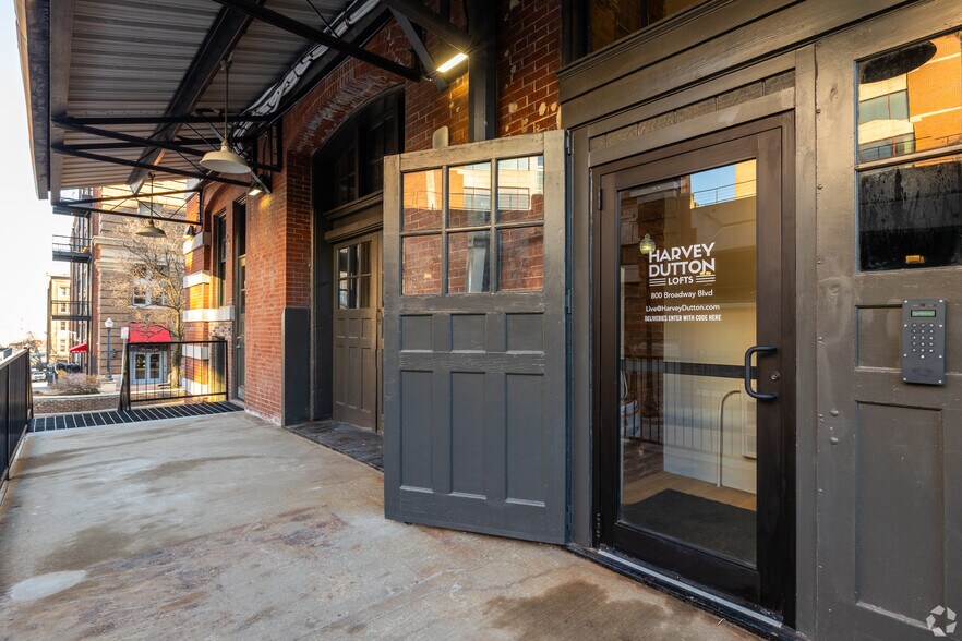 More Photos Of 800 Broadway Blvd, Kansas City Multifamily For Sale