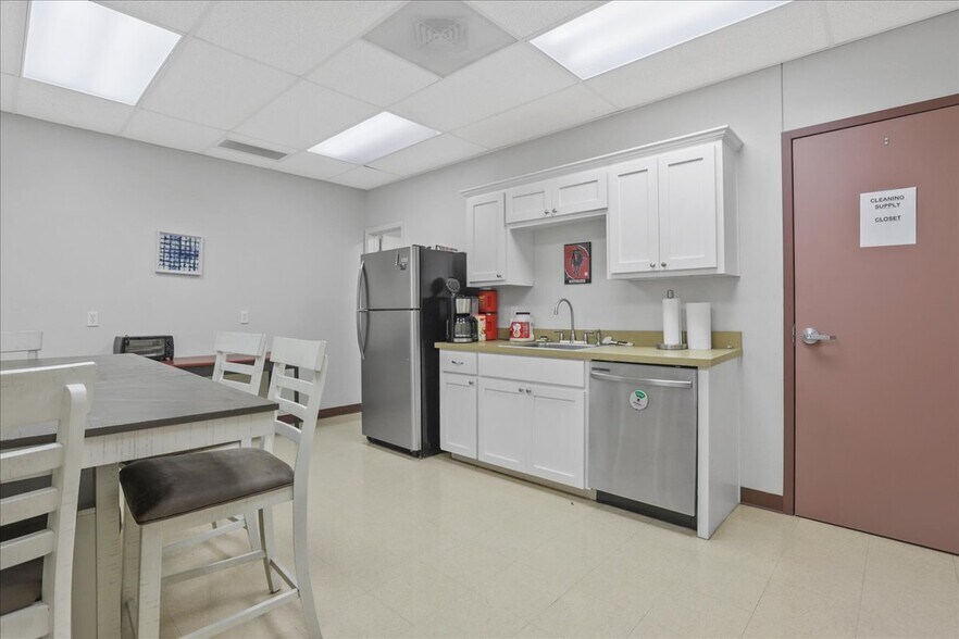 More Photos Of 1921 Broadway St, Lubbock Office For Sale