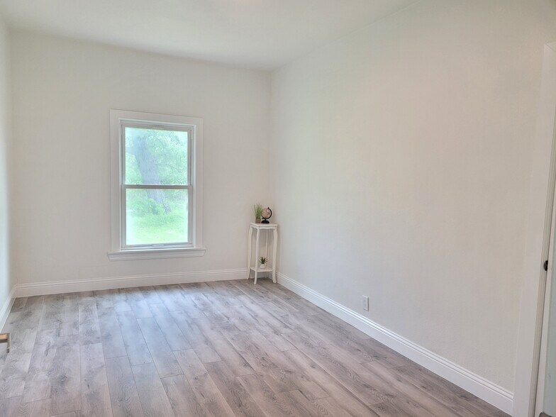 More Photos Of 802 E Broad St, Forney Office For Sale