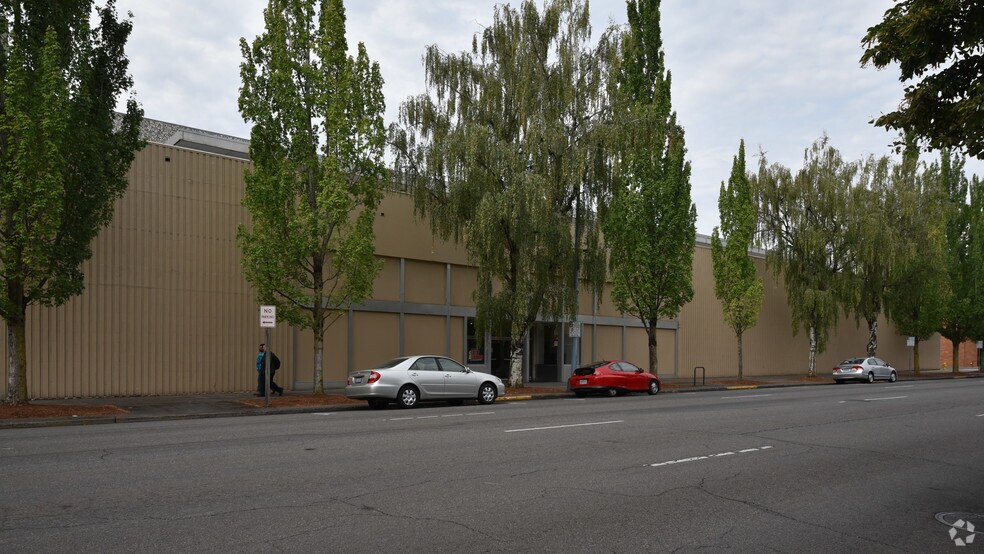 More Photos Of 400 High St NE, Salem Department Store For Sale