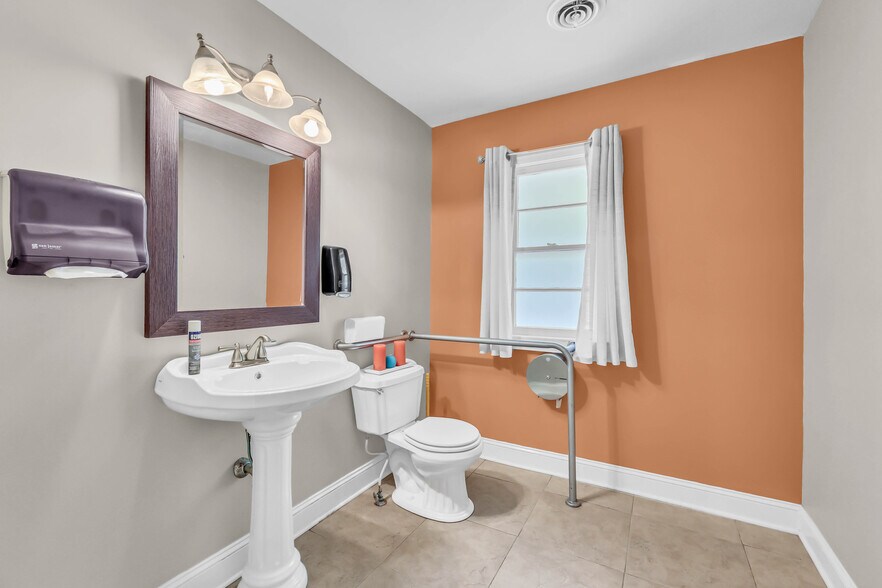 More Photos Of 1543 Madison St, Clarksville Specialty For Sale